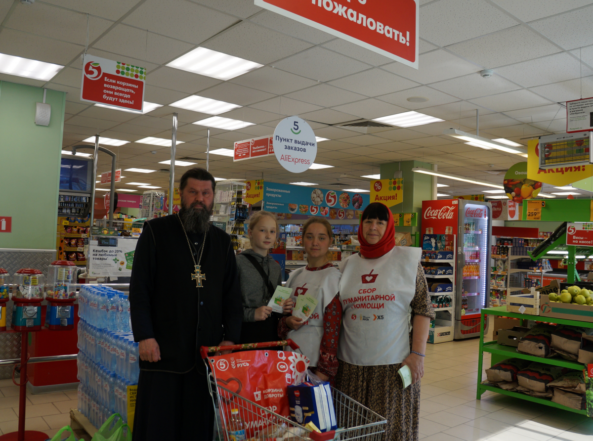 Фото волонтеров акции. Благодарим всех неравнодушных жителей и гостей нашего города, кто помог сделать начало лета и каникул еще теплее и радостнее, подарив 143 набора артемовским семьям, попавшим в трудную жизненную ситуацию.